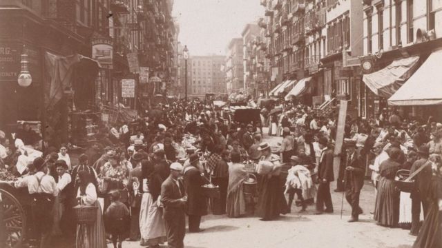 Una congestionada calle en el Lower East Side de Nueva York en 1898