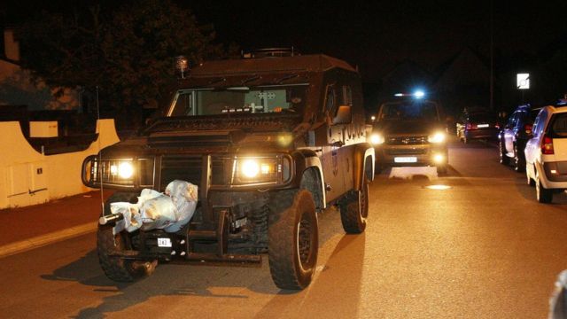 パリ郊外マニャンビルの事件現場に突入した国家警察特別介入部隊（RAID）（14日未明）