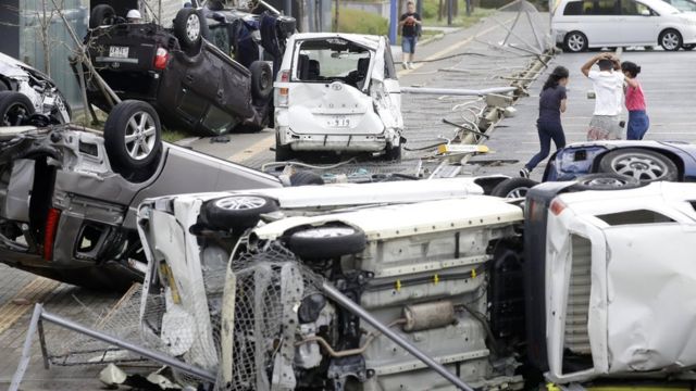 izlupani i prevrnuti automobili