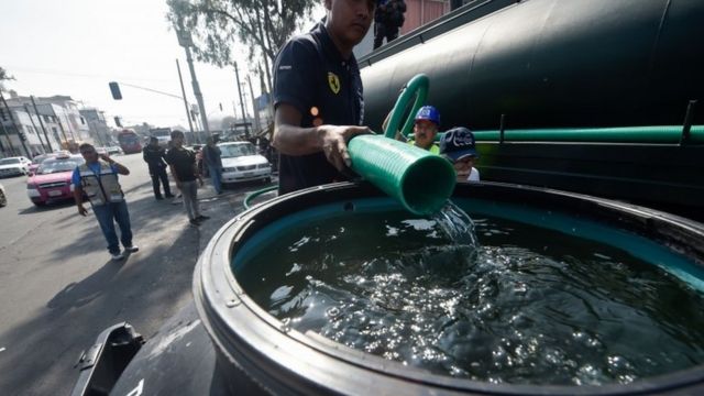 Un tanque de agua siendo llenado