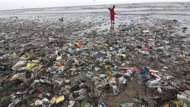 被留在海滩上的塑料袋和塑料食品容器(photo:BBC)