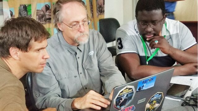 Maram Kaïré avec au centre Marc Buie de la NASA et le planétologue David Baratou