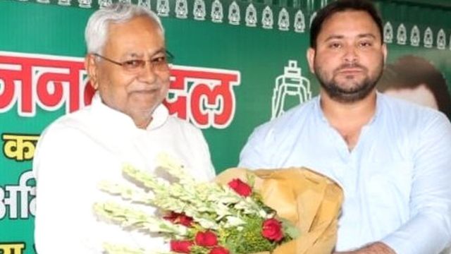பிகார் முதல்வர் பதவியில் இருந்து விலகிய நிதிஷ் குமாரை சந்தித்து வாழ்த்து தெரிவித்த ராஷ்ட்ரிய ஜனதா தள தலைவர் தேஜஸ்வி