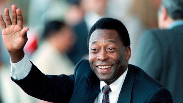 Pelé salue la foule lors d'une manifestation publique en 1995 en tant que ministre des sports du Brésil