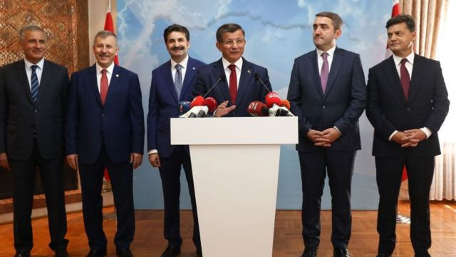 عقد رئيس الوزراء التركي الأسبق أحمد داود أوغلو (الرابع من اليسار) مؤتمرا صحفيا في مكتبه في أنقرة في 13 سبتمبر 2019 ، للإعلان عن أنه سيطلق "حركة سياسية جديدة" في أحدث تحد للرئيس رجب طيب أردوغان من حلفائه السابقين.