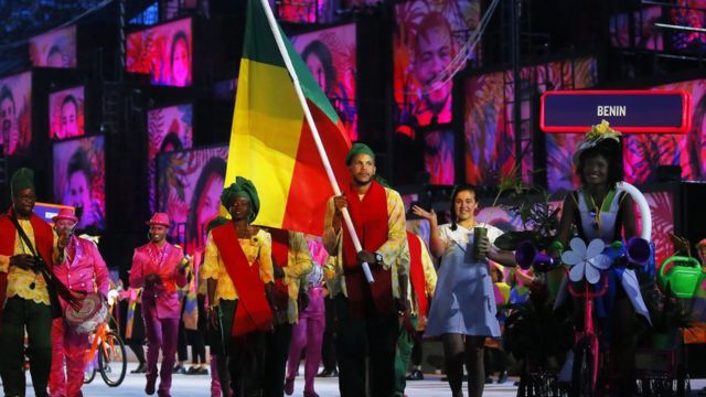 Yemi Geoffrey Apithy (katikati) abeba bendera ya Benin katika uwanja wa Maracana, wakati wa ufunguzi wa michezo ya olimpiki mjini Rio de Janeiro, Brazil, Ijumaa.