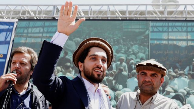 Ahmad Massoud, fils du héros assassiné de la résistance antisoviétique Ahmad Shah Massoud, salue en arrivant pour assister à un nouveau mouvement politique à Bazarak, dans la province du Panjshir en Afghanistan