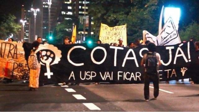 'Cotas já, a USP vai ficar preta', diz faixa em manifestação a favor de cotas raciais na Universidade de São Paulo