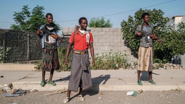 عناصر من ميليشيا عفار في بلدة أبالا، 480 كيلومتراً من سيميرا إثيوبيا، في 8 يونيو/ حزيران 2022.