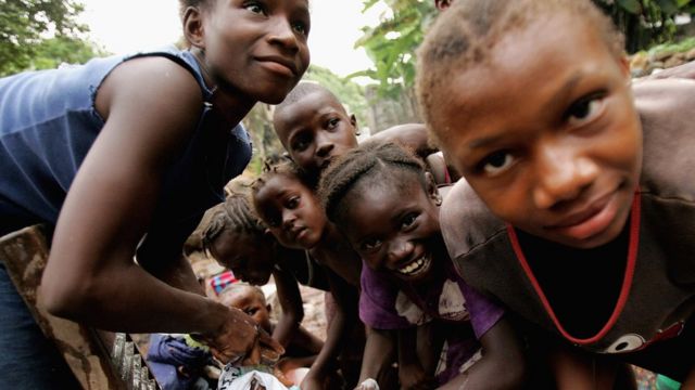 Des enfants lavent le linge dans une rivière à Wilberforce, à Freetown, le 26 Novembre 2006.