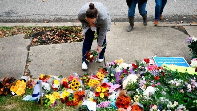 Pittsburgh'da 11 kişinin hayatını kaybettiği Yaşam Ağacı Sinagogu'na gelen ziyaretçiler çok sayıda çiçek bıraktı.