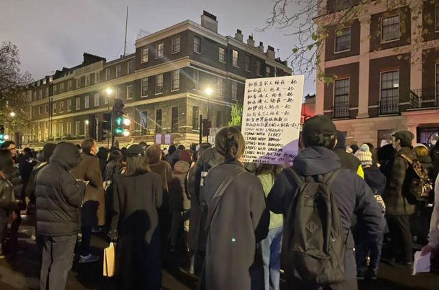 在伦敦，数百人周日晚间在中国大使馆外举行抗议。
