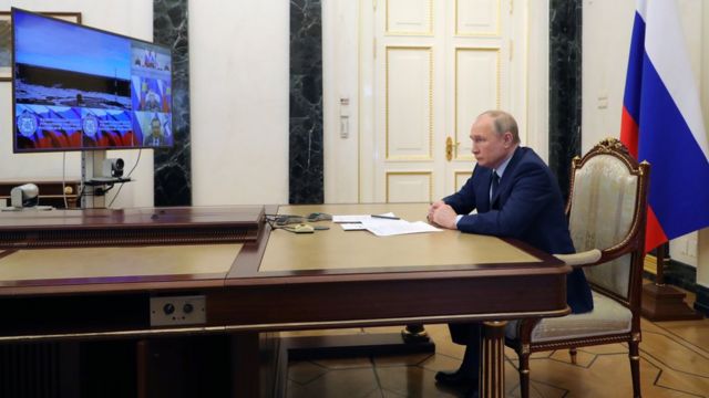 Vladimir Putin observa el lanzamiento del Sarmat