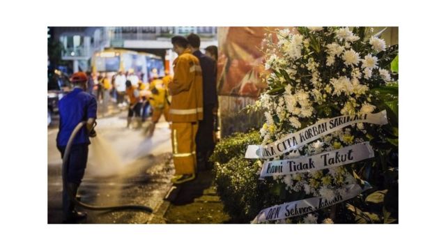犠牲者を悼み襲撃現場に置かれた花