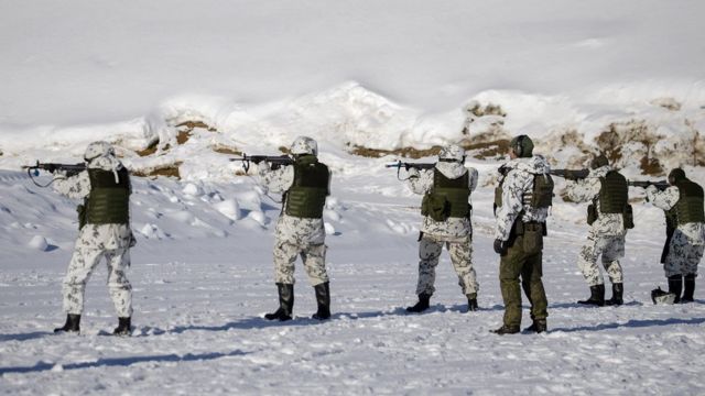 芬兰近年来增加了军事预算（图为芬兰卡累利阿旅预备役人员在与俄罗斯接壤的边境附近进行射击演练）。(photo:BBC)