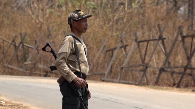 Seorang penjaga keamanan perbatasan India di perbatasan India-Myanmar.