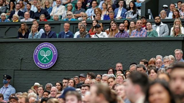 Khán giả xem tennis tại giải Wimbledon, London ngày 6/7