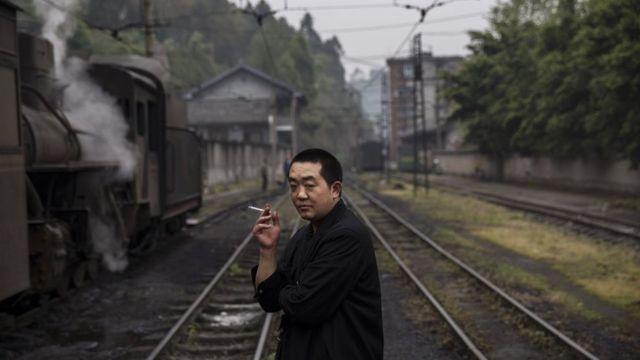 仕事の合間に一服する鉄道会社のエンジニア（中国・四川省）