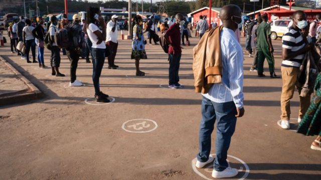 Pessoas na fila enquanto esperam para pegar um ônibus em Ruanda