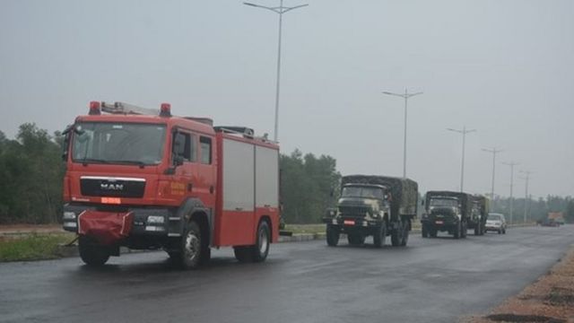 Đoàn xe của Lữ đoàn Công binh 414 cơ động vào hiện trường