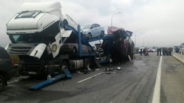 52 sərnişinlə Moskvadan Yerevana hərəkət edən Mercedes markalı avtobus, avtomobil daşıyan Scania markalı maşınla toqquşub