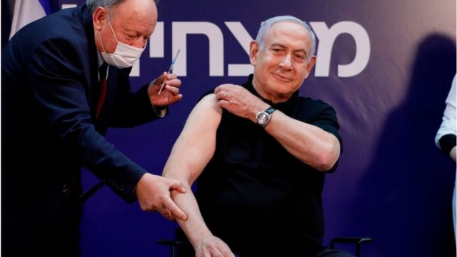 Benjamin Netanyahu, primer ministro de Israel, al ser vacunado