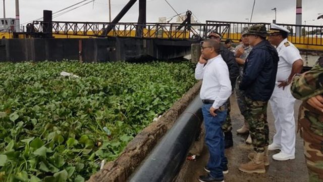 Puente flotante sobre el río Ozama, República Dominicana.