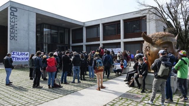 طلاب يتظاهرون ضد الإسلاموفوبيا خارج حرم معهد الدراسات السياسية (المعروف أيضا باسم Science Po) في سانت مارتين ديريس، بالقرب من غرونوبل، في 9 مارس/آذار 2021.