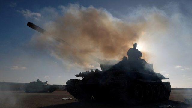 利比亚哈夫塔尔将军所属部队的坦克，据信瓦格纳集团向该部队提供过协助。(photo:BBC)