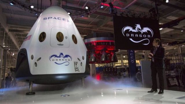马斯克在2014年为太空船揭幕