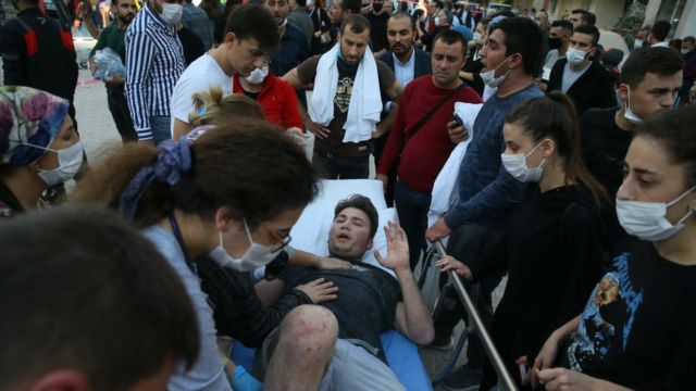 به تدریج زخمیها را از آوار بیرون میآورند. از مردم خواسته شده در خیابانها جمع نشوند تا کار امداد عقب نیفتد