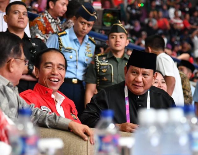 Momen Presiden Jokowi Dan Prabowo Berangkulan Di Panggung Asian Games ...