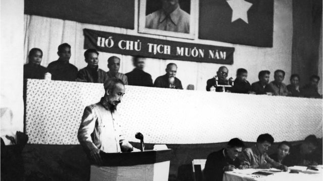 Hình chụp Chủ tịch Hồ Chí Minh phát biểu tại Đại hội Đảng lao động Việt Nam năm 1953