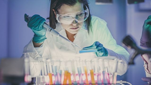 Una científica trabaja en un experimento en el laboratorio