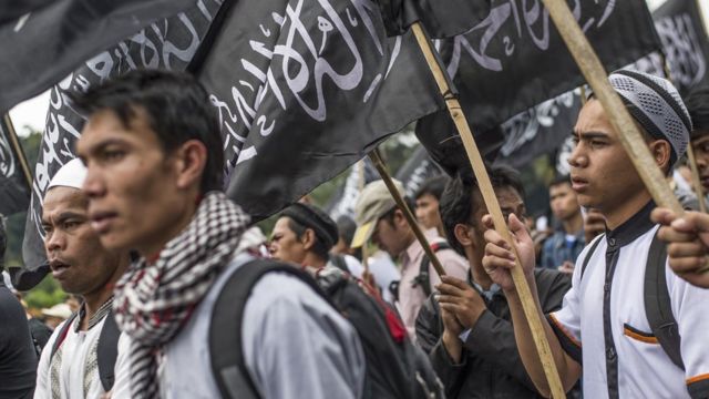 Hizb-ut Tahrir'in Endonezya'daki üyeleri bir gösteri sırasında.