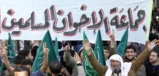 أنصار الإخوان المسلمين يرفعون لافتة كتب عليها جماعة الإخوان المسلمين.