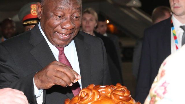 Presido Cyril Ramaphosa happi to cut small bread chop