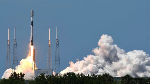 Cape Canaveral'dan Starlink uydularını taşıyan bir SpaceX roketi fırlatılıyor