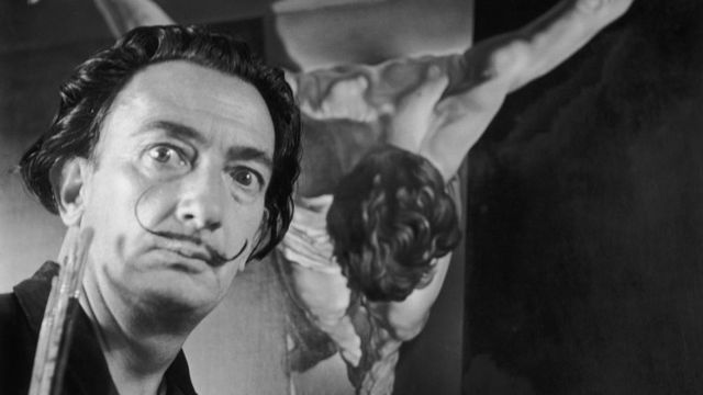 Dali (1904 - 1989) con su pintura Cristo de San Juan en la Cruz, 17 de noviembre de 1951