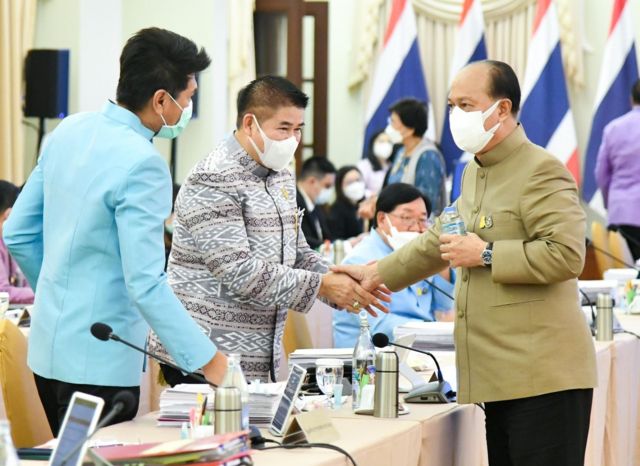 ร.อ. ธรรมนัส พรหมเผ่า จับมือ พล.อ. อนุพงษ์ เผ่าจินดา