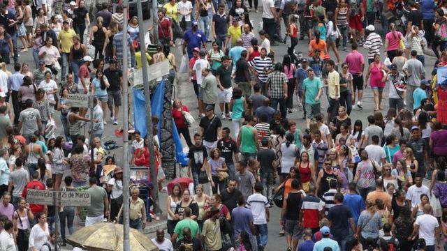 Rua de comércio popular 25 de Março, em São Paulo