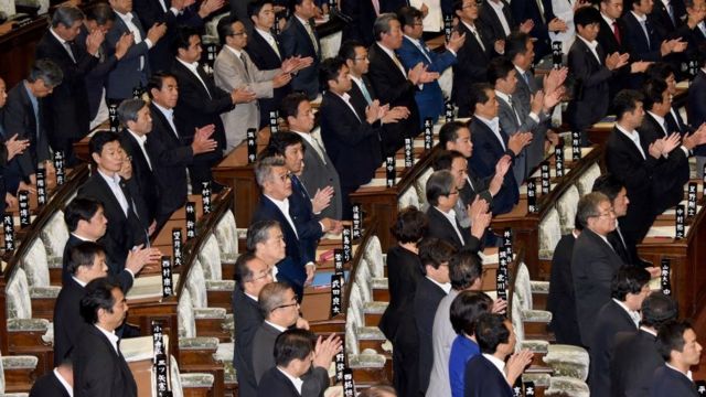 Membros do parlamento do Japão se levantam para apoiar um projeto de lei durante sessão plenária em Tóquio em 2 de junho de 2017