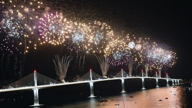 Des feux d'artifice explosent au-dessus du pont 