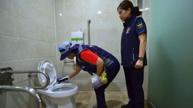 Seul'de tuvaleti denetleyen görevliler