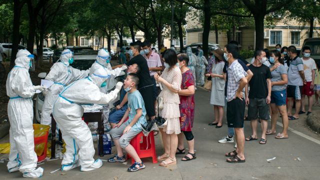 湖北武汉居民排队接受新冠病毒全民核酸检测（3/8/2021）
