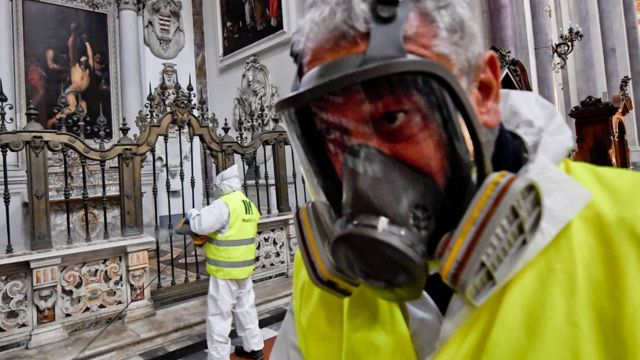 Napoli'de kiliseler spreyle dezenfekte edildi.