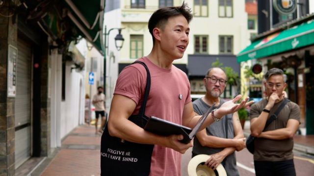 一群游客在一名34岁的导览者唐文豪的带领下，在新加坡市中心的街道上进行了一次独特的旅行。(photo:BBC)
