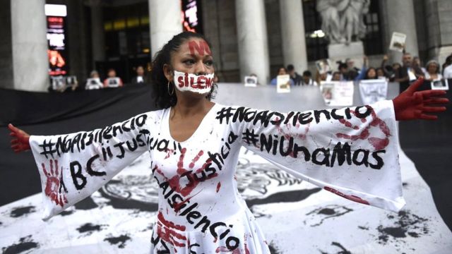 Mujer en una protesta en México.