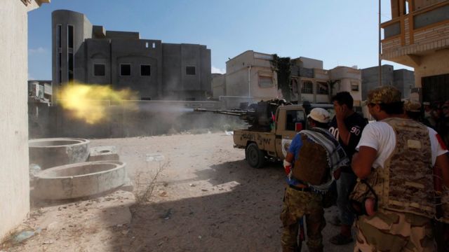 Des combats à l'armes lourde ont eu lieu dans le quartier Numéro Un, dans le centre de Syrte.