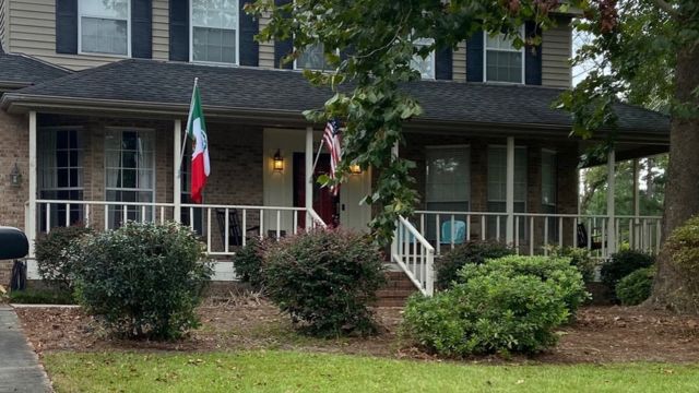 Una casa en Wilmington con una bandera mexicana